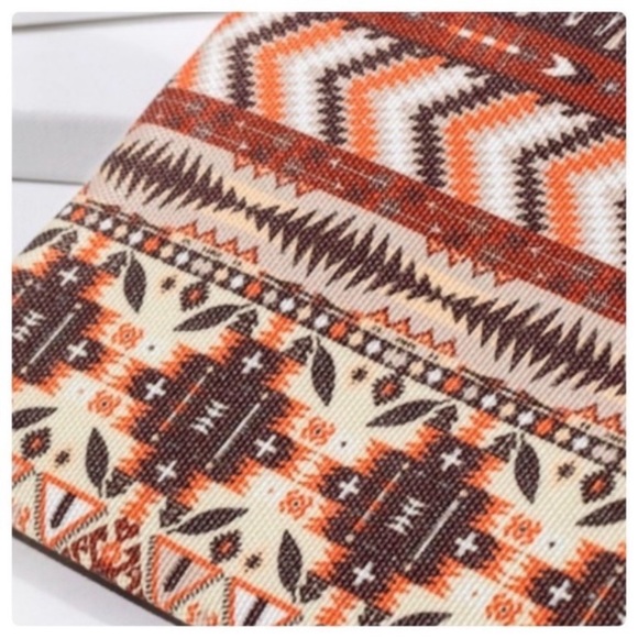 ‼️SOLD OUT‼️New Boutique Brand Desert Canyon Ethnic Pattern Wristlet - Picture 3 of 5